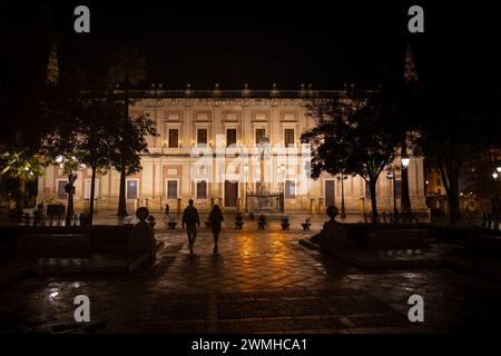 Allgemeines Archiv der Indischen Inseln (Archivo de Indias) von der Plaza del Triunfo bei Nacht in Sevilla, Spanien. Spanische Renaissance-Architektur aus dem 16. jahrhundert Stockfoto