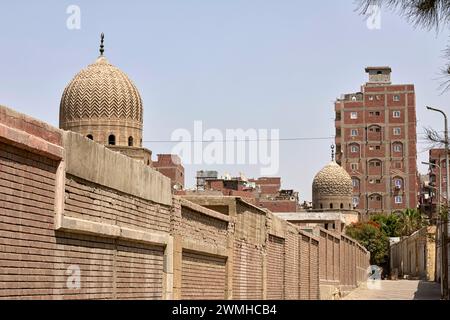 Mausoleum von Barsbay al-Bajasi auf der linken Seite und Mausoleum von Sulayman auf der rechten Seite in der Stadt der Toten, Nordfriedhof in Kairo, Ägypten Stockfoto