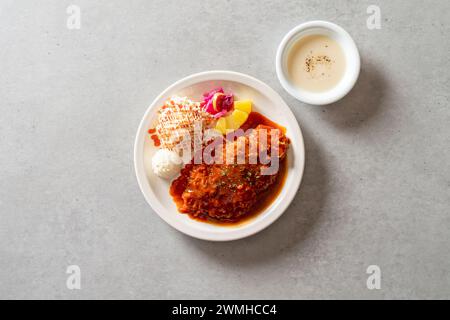 Hausgemachtes, scharfes Tonkatsu koreanisches Gericht Rindfleisch Steak Soja Knoblauch Speck gebratener Reis Kimchi gebratener Reis Stockfoto