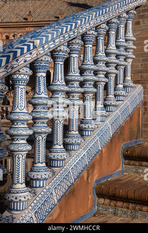 Brückengeländer mit Azulejos-Keramikfliesen auf der Plaza de Espana in Sevilla, Andalusien, Spanien. Stockfoto