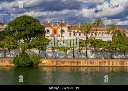 Plaza de Toros de Sevilla Stierkampfarena vom Fluss Guadalquivir in der Stadt Sevilla, Andalusien, Spanien. Stockfoto