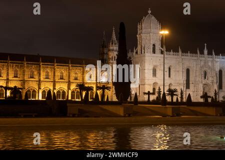 Kloster Jeronimos und Kirche Santa Maria de Belem bei Nacht in Lissabon, Portugal. Stockfoto