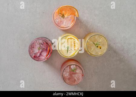 Koreanisches Gericht einstephener Creme Latte Matcha Latte Dolce Latte Dolce Latte Grüner Tee Grapefruit Blueberry Passion Früchte Mango Zitrone Tee Joghurt SM Stockfoto