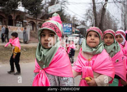 Budgam, Jammu Und Kaschmir, Indien. Februar 2024. Kaschmiri schiitische Mädchen nehmen an der Kundgebung von Shaabaniya Teil, mit der Imam al-Mahdi in Budgam geboren wurde. Die Veranstaltung findet weltweit am 15. Sha'aban statt, dem achten Monat des islamischen Kalenders, um der Geburt des letzten schiitischen Imams, Muhammad al-Mahdi, zu gedenken. der glaubt, dass er nach Ansicht der schiitischen Muslime vor dem Ende der Zeit auftaucht, um der Welt Frieden und Gerechtigkeit zu bringen. Quelle: ZUMA Press, Inc./Alamy Live News Stockfoto