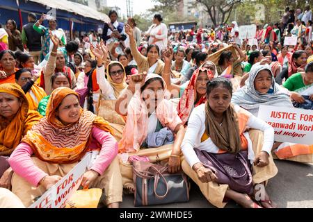 26. Februar 2024: Tausende von Anganwadi-Arbeitern erheben am 26. Februar 2024 in Guwahati, Assam, Indien einen Protest, der eine Erhöhung ihrer Löhne fordert. (Kreditbild: © David Talukdar/ZUMA Press Wire) NUR REDAKTIONELLE VERWENDUNG! Nicht für kommerzielle ZWECKE! Stockfoto