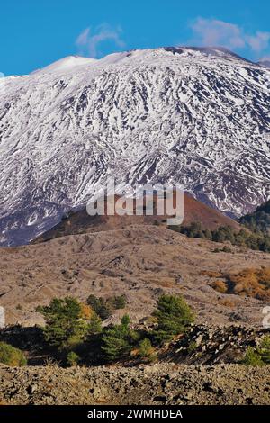 Ein kleiner alter Vulkan (Monte Mezza Luna) einer lateralen Eruption unterhalb des verschneiten Ätna im Ätna Park, Sizilien, Italien Stockfoto