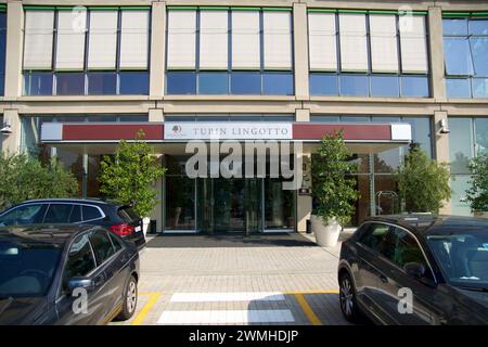 TURIN, ITALIEN - 13. SEP 2019: Eingang eines Hotels in der ehemaligen Fiat-Autofabrik Lingotto in Turin Stockfoto