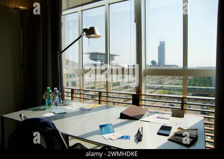 TURIN, ITALIEN - 13. SEP 2019: Schreibtisch in einem Hotelzimmer mit Blick auf die ehemalige Fiat-Autofabrik Lingotto in Turin Stockfoto