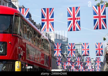 Auf der Regent Street werden Gewerkschaftsflaggen gesehen, während sich London auf die Krönung von König Karl III. Vorbereitet Stockfoto