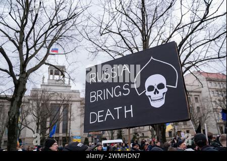24.02.2024, Berlin, Deutschland, Europa - Ein Teilnehmer hält ein Plakat mit der Aufschrift "Russland bringt den Tod" während eines Protestes vor der russischen Botschaft an Stockfoto