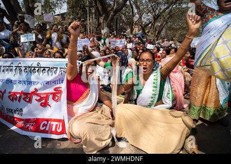 26. Februar 2024: Tausende von Anganwadi-Arbeitern erheben am 26. Februar 2024 in Guwahati, Assam, Indien einen Protest, der eine Erhöhung ihrer Löhne fordert. (Kreditbild: © David Talukdar/ZUMA Press Wire) NUR REDAKTIONELLE VERWENDUNG! Nicht für kommerzielle ZWECKE! Stockfoto