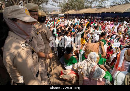 26. Februar 2024: Tausende von Anganwadi-Arbeitern erheben am 26. Februar 2024 in Guwahati, Assam, Indien einen Protest, der eine Erhöhung ihrer Löhne fordert. (Kreditbild: © David Talukdar/ZUMA Press Wire) NUR REDAKTIONELLE VERWENDUNG! Nicht für kommerzielle ZWECKE! Stockfoto