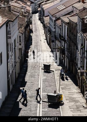 Silhouette einer kleinen Gruppe von Menschen, die entlang des Rúa das Hortas in Santiago de Compostela, Spanien, spazieren. Stockfoto