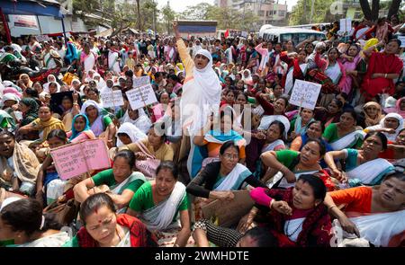 26. Februar 2024: Tausende von Anganwadi-Arbeitern erheben am 26. Februar 2024 in Guwahati, Assam, Indien einen Protest, der eine Erhöhung ihrer Löhne fordert. (Kreditbild: © David Talukdar/ZUMA Press Wire) NUR REDAKTIONELLE VERWENDUNG! Nicht für kommerzielle ZWECKE! Stockfoto