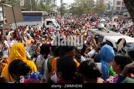 26. Februar 2024: Tausende von Anganwadi-Arbeitern erheben am 26. Februar 2024 in Guwahati, Assam, Indien einen Protest, der eine Erhöhung ihrer Löhne fordert. (Kreditbild: © David Talukdar/ZUMA Press Wire) NUR REDAKTIONELLE VERWENDUNG! Nicht für kommerzielle ZWECKE! Stockfoto