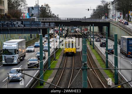 Die Hausackerbrücke, innerstädtische Straßenbrücke über die Autobahn A40 und die Stadtbahnlinie U18, zwischen Essen-Frohnhausen und Holsterhausen, umfangreich Stockfoto