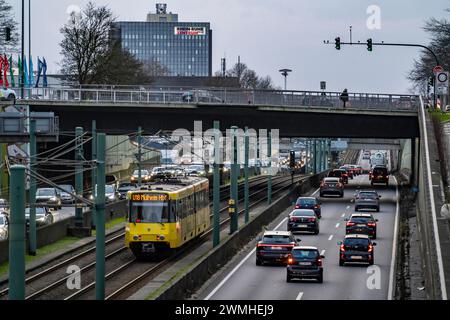 Die Hausackerbrücke, innerstädtische Straßenbrücke über die Autobahn A40 und die Stadtbahnlinie U18, zwischen Essen-Frohnhausen und Holsterhausen, umfangreich Stockfoto