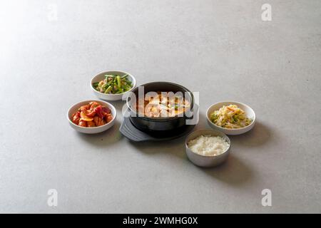 Kimchi-Eintopf, Budae-jjigae, Kimchi-jjigae, Cheonggukjang, gebratenes Schweinefleisch, Wursteintopf, schnell fermentierte Bohnenpaste Stockfoto