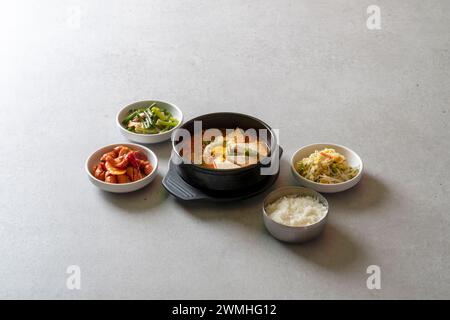 Kimchi-Eintopf, Budae-jjigae, Kimchi-jjigae, Cheonggukjang, gebratenes Schweinefleisch, Wursteintopf, schnell fermentierte Bohnenpaste Stockfoto