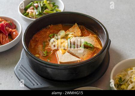 Kimchi-Eintopf, Budae-jjigae, Kimchi-jjigae, Cheonggukjang, gebratenes Schweinefleisch, Wursteintopf, schnell fermentierte Bohnenpaste Stockfoto