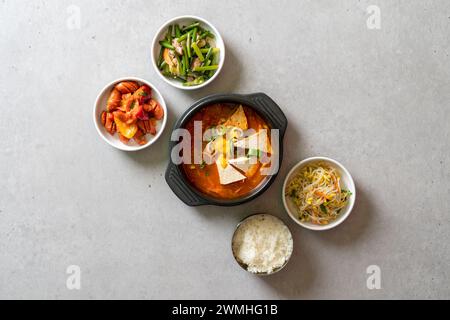 Kimchi-Eintopf, Budae-jjigae, Kimchi-jjigae, Cheonggukjang, gebratenes Schweinefleisch, Wursteintopf, schnell fermentierte Bohnenpaste Stockfoto