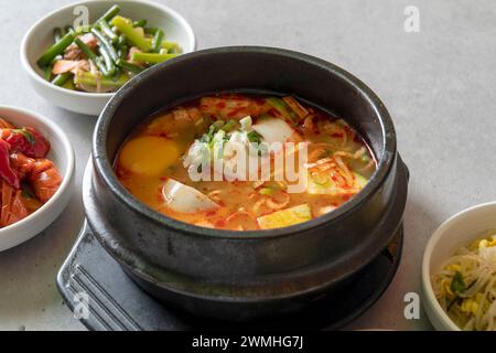 Kimchi-Eintopf, Budae-jjigae, Kimchi-jjigae, Cheonggukjang, gebratenes Schweinefleisch, Wursteintopf, schnell fermentierte Bohnenpaste Stockfoto