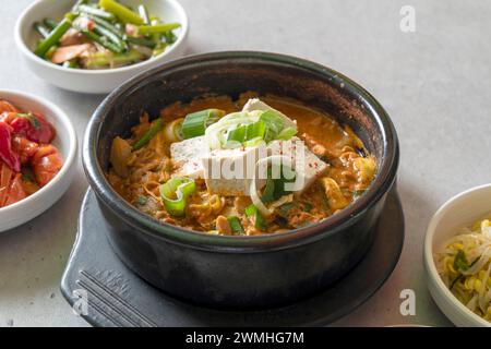 Kimchi-Eintopf, Budae-jjigae, Kimchi-jjigae, Cheonggukjang, gebratenes Schweinefleisch, Wursteintopf, schnell fermentierte Bohnenpaste Stockfoto