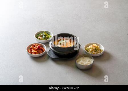 Kimchi-Eintopf, Budae-jjigae, Kimchi-jjigae, Cheonggukjang, gebratenes Schweinefleisch, Wursteintopf, schnell fermentierte Bohnenpaste Stockfoto