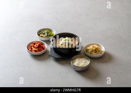 Kimchi-Eintopf, Budae-jjigae, Kimchi-jjigae, Cheonggukjang, gebratenes Schweinefleisch, Wursteintopf, schnell fermentierte Bohnenpaste Stockfoto