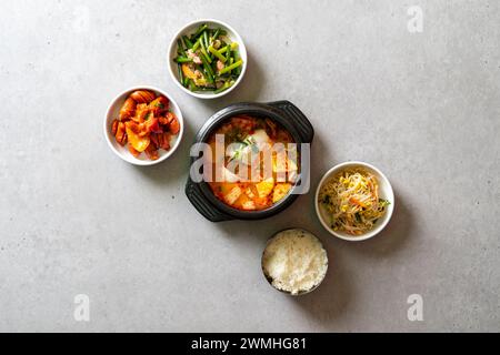 Kimchi-Eintopf, Budae-jjigae, Kimchi-jjigae, Cheonggukjang, gebratenes Schweinefleisch, Wursteintopf, schnell fermentierte Bohnenpaste Stockfoto