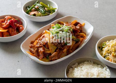 Kimchi-Eintopf, Budae-jjigae, Kimchi-jjigae, Cheonggukjang, gebratenes Schweinefleisch, Wursteintopf, schnell fermentierte Bohnenpaste Stockfoto