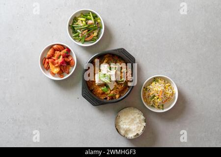 Kimchi-Eintopf, Budae-jjigae, Kimchi-jjigae, Cheonggukjang, gebratenes Schweinefleisch, Wursteintopf, schnell fermentierte Bohnenpaste Stockfoto