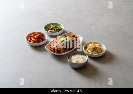 Kimchi-Eintopf, Budae-jjigae, Kimchi-jjigae, Cheonggukjang, gebratenes Schweinefleisch, Wursteintopf, schnell fermentierte Bohnenpaste Stockfoto