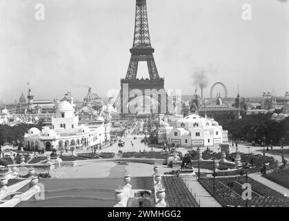 Tor zur Weltausstellung 1900 in Paris. Schwarzweißfoto aus Glasplatte wiederhergestellt und digitalisiert. Stockfoto