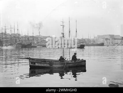 Französische Marine in ihrem Segelboot und Holzschiff im Südosten Frankreichs. Anfang des 20. Jahrhunderts. Altes Foto digitalisiert. Stockfoto