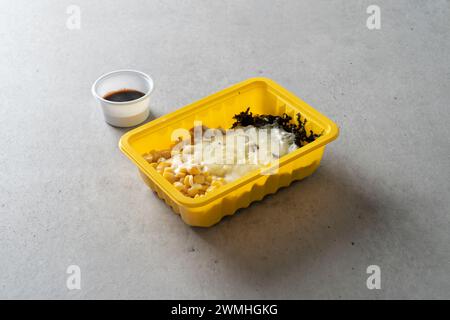 Yaki Knödel, Käsestab, Fleischknödel, Spam Cup Reis, Yaki-Bum Thunfisch Cup Reis Käse cham Rock. Reis, Spiegelei Stockfoto