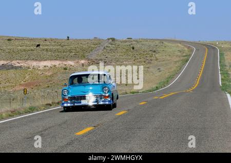 Classic Light Blue1956 Chevrolet an der Route 66 in der Nähe von Seligman, Arizona, USA Stockfoto