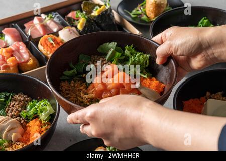 Weicher Tofu, Garnelen, Poke, Avocado, Temaki, Thunfisch Poke Reis Schüssel, Thunfisch, Schüssel, Natto, Seidentofu, Lachs-Sashimi, Thunfisch-Sashimi, roher Thunfisch, Lachs-Sashimi Stockfoto