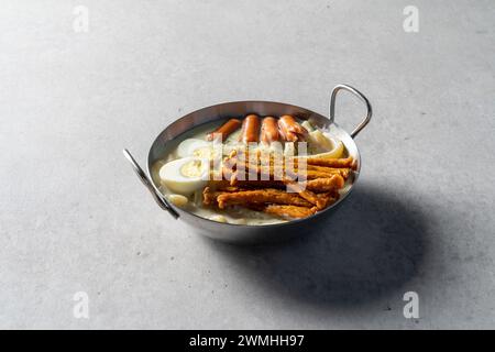 Nudeln, Salat, Garnelen, Taco, Huhn, Quesadilla, Creme, gebratener Reiskuchen, Korea, Essen Stockfoto