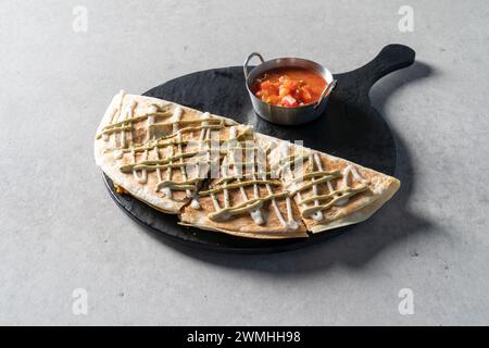 Nudeln, Salat, Garnelen, Taco, Huhn, Quesadilla, Creme, gebratener Reiskuchen, Korea, Essen Stockfoto