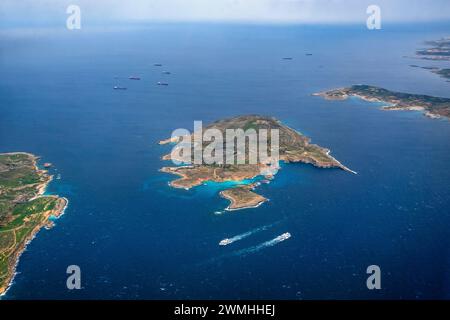 Luftaufnahme der Insel Comino zwischen Malta und Gozo, Fähren im Wasser Stockfoto