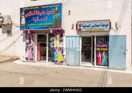 Sur, Oman - 15. Februar 2020: Ein typischer omanischer Damenschneiderladen in der Sur-Straße. Stockfoto