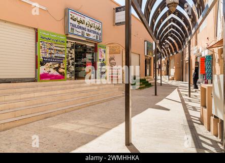 Sur, Oman - 15. Februar 2020: Frauensouk in der Stadt Sur ist nur für weibliche Käuferinnen bestimmt. Stockfoto