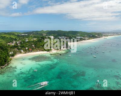 Weißer Sand am Diniwid Beach. Boote überqueren klares türkisfarbenes Wasser mit Korallenriffen. Boracay Island. Philippinen. Stockfoto