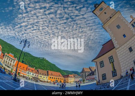 BRASOV, RUMÄNIEN - 11. JULI 2020: Der Ratsplatz im historischen Zentrum der Stadt, Urkunde aus dem Jahr 1364. Es ist umgeben von Stockfoto