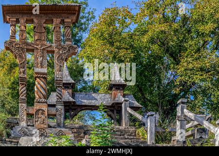 Hölzerne geschnitzte Kreuz mit rumänischen traditionellen Motiven, mit der Inschrift , Sie wohnen oben im Himmel und blicken hinunter auf die irdischen. Sp Stockfoto