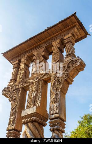 Dekoratives Holzkreuz mit traditionellen rumänischen Motiven, spezifisch für Maramures, Dorf Desesti, Rumänien. Stockfoto