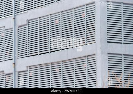 Das Gebäude, das in unzähligen Fenstern verziert ist, erzeugt einen kaleidoskopischen Effekt, der Licht und Schönheit ausstrahlt. Stockfoto