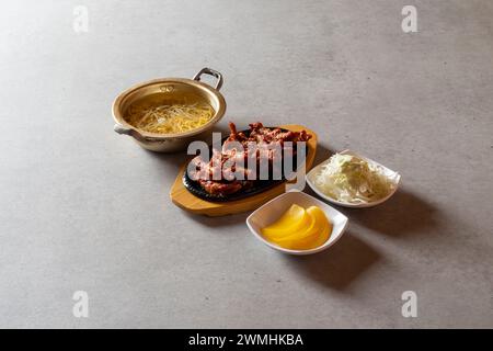 Scharfe Hähnchenfüße, Schweinefleisch, gebratene Schweineknochen, Hähnchenfüße, gegrillt, gebratene, knochenlose Füße, Hähnchenfüße in Suppe, koreanisches Essen, Essen Stockfoto