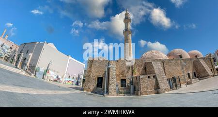 RETHYMNO, KRETA, GRIECHENLAND, 20. JUNI 2021: Mikrasiaton-Platz mit Neratze-Moschee, datiert von 1657, bekannt als Gazi-Hussein-Moschee. Erbaut auf dem alten venezianischen c Stockfoto